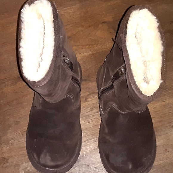 Pair of Shoes - Picture 3 of 4